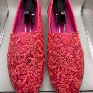 Toms Pink Lace Embroidered Alpargatas, size 9